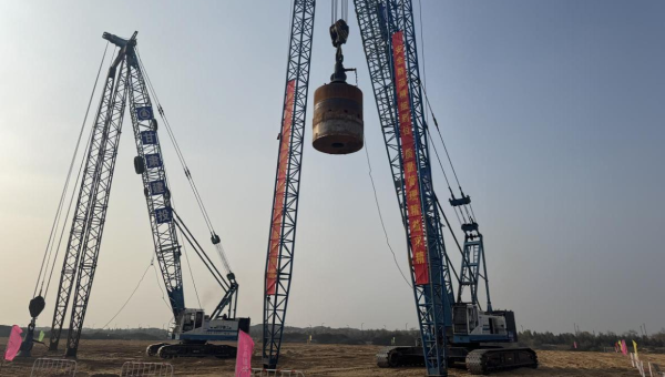 随着96吨夯锤一次次起落，11月10日，国能陕西榆林化工神华榆林循环经济煤炭综合利用项目强夯施工（第三标段）项目1860000㎡强夯施工拉开序幕。据了解，自项目中标以来，甘肃省交科建设有限公司迅速组织