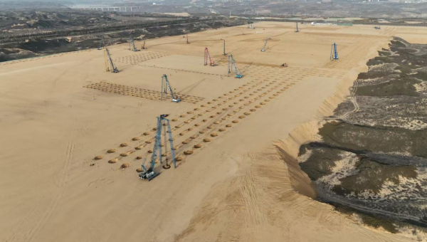 凛冽寒风阻挡不了建设者们的“冬季攻势”！在乐天堂fun88集团交科公司陕西榆林循环经济煤炭综合利用项目现场，装载机、推土机轰鸣不断，强夯机矗立如林，阵阵冲击声响彻晴空，作业人员仔细检查夯点情况……一派如火如荼的施