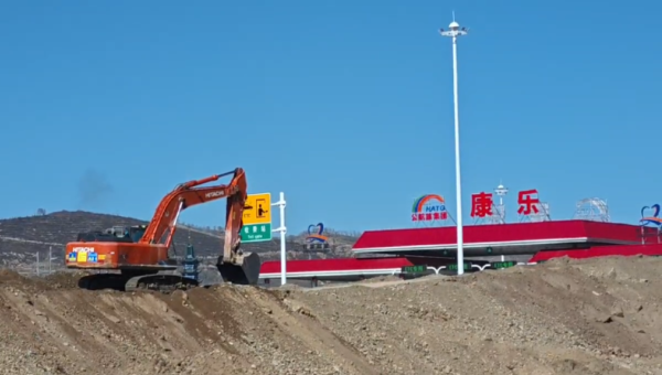 春风劲吹，战鼓擂响，激昂的旋律在城市上空回荡。在康乐县北滨河路西段及连接线道路工程施工现场，机械的轰鸣声交织成激昂的乐章，奏响了建设的最强音。项目管理团队以“开局即冲刺”的昂扬斗志，全身心投入项目建设