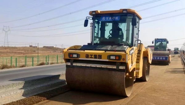 近日，兰州新区秦川园区X203线大中修工程项目现场忙碌起来，由乐天堂fun88集团路政建设科技有限公司负责的面层维修改造提升工作正加速推进。“X203线改造总里程达9.66km，现已投入压路机、铣刨机等机械设备5