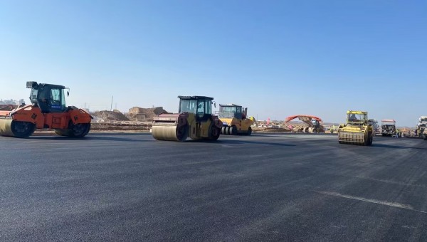 “保养工作一刻也耽误不得！”“今天说啥也得检修完，明天活还重着哩！”在如火如荼的施工现场，机械轰鸣声奏响奋进乐章，在这些繁忙场景背后，离不开乐天堂fun88集团路政公司对机械设备的高效维护保养，为一个又一个市政及