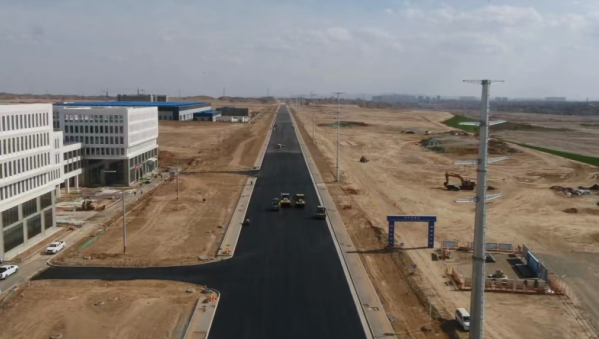 奋斗是建设者们不变的底色。在这个五一假期，西部市政建设集团各项目建设者们依然奋战在施工一线，以汗水诠释担当，用一砖一瓦勾勒出城市建设新图景。兰州新区矿产园区西路南延段项目建设稳步推进，该项目K0+00